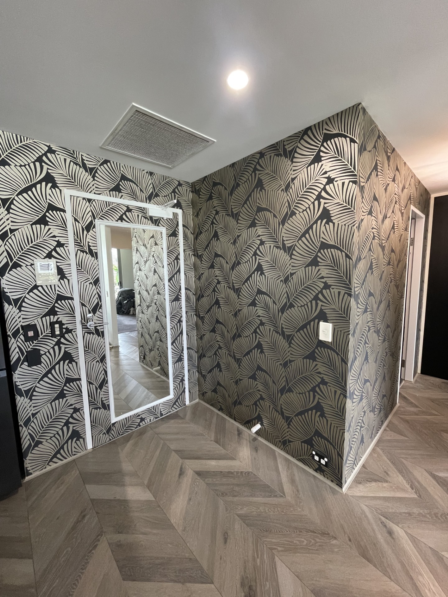 Cairns wallpaper installation, palm wallpaper cairns, hanger, installer, painter decorator
